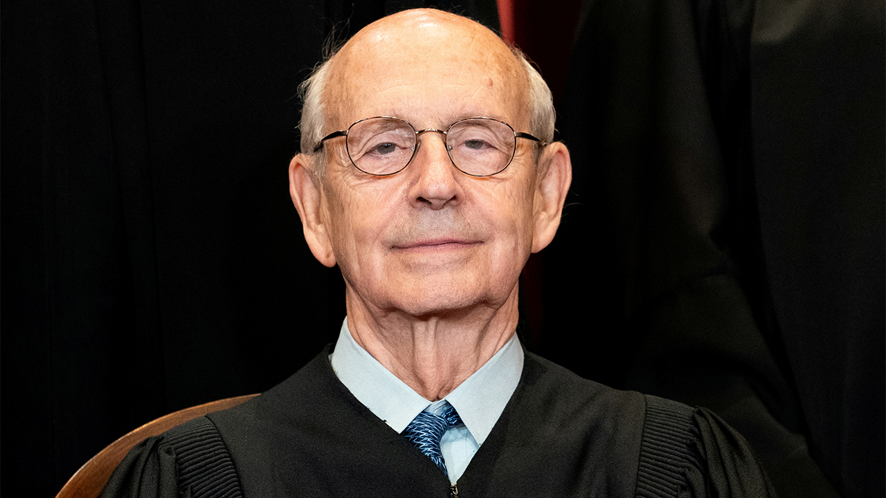 Supreme Court Justice Stephen Breyer o12V1Xnow-trending