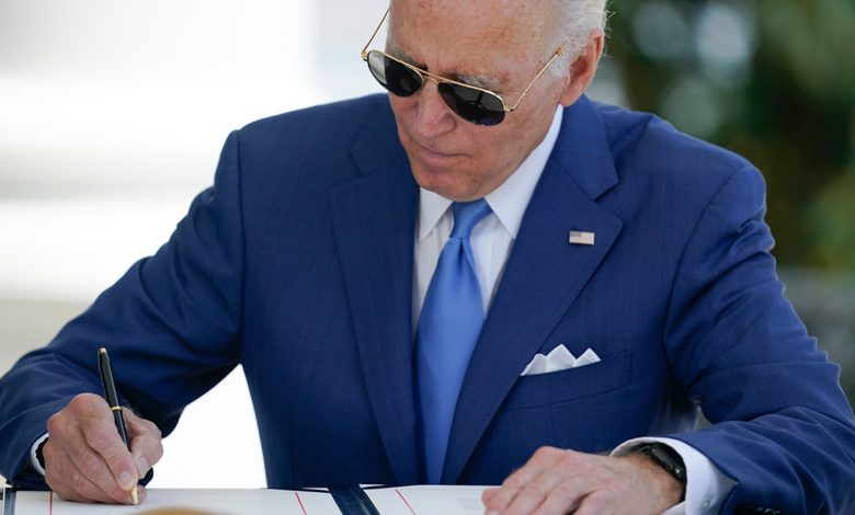 Joe Biden Bill Signing ZlYaEPnow-trending