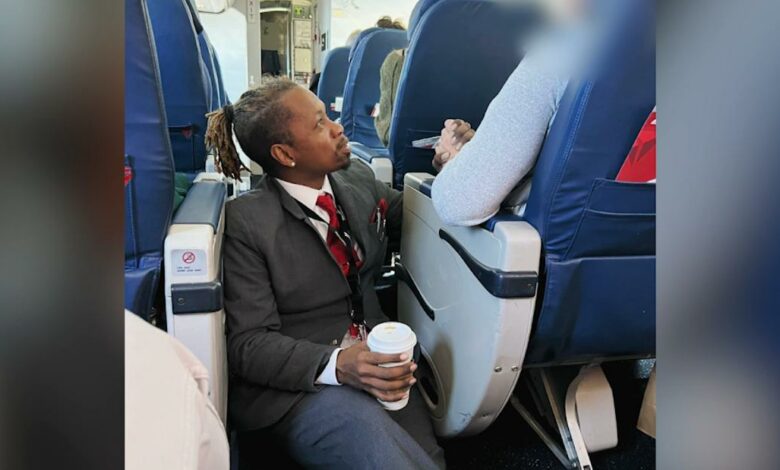 230125090201 delta flight attendant comforts passenger 0125 super 169 3LTPIanow-trending
