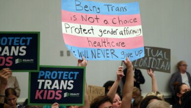 pro transgender protesters florida ug75OVnow-trending