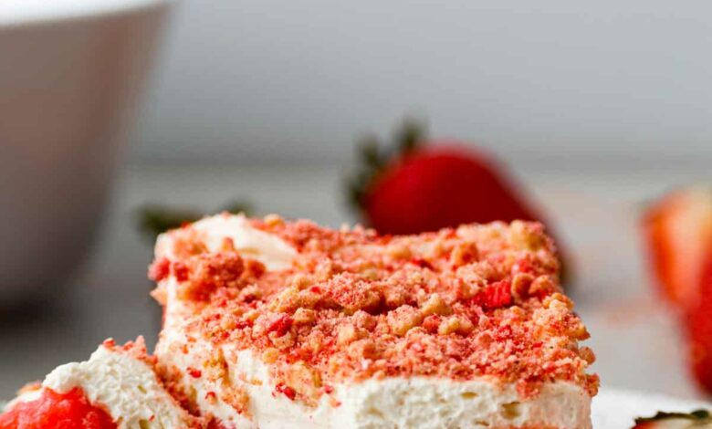 strawberry crunch cake 2 2 Esn2FJnow-trending